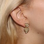 Orecchini oro giallo cuori pendenti con zirconi