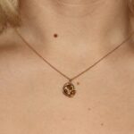 Collana oro giallo con ciondolo nodo lavorato
