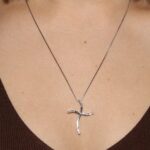 Collana oro bianco con croce con diamanti