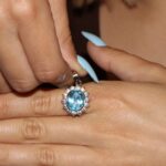Ciondolo oro bianco con zirconi celeste e bianchi