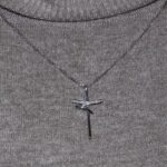 Collana oro bianco con ciondolo croce con zirconi