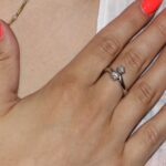 Anello oro bianco contrarie con zirconi bianchi