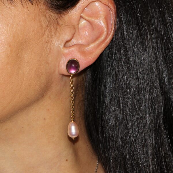 Orecchini oro giallo con zircone viola cabochon e perla rosa goccia pendente