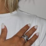 Anello oro bianco lucido satinato con zirconi bianchi fascia larga