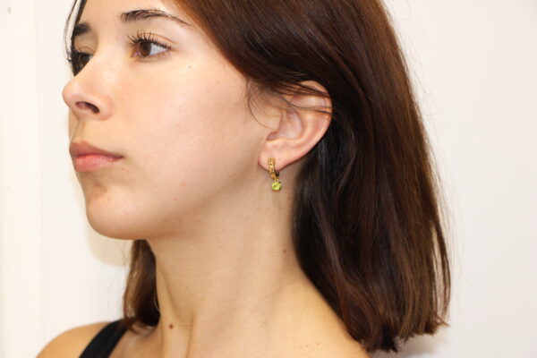 ORECCHINI PENDENTI TRAFORATI IN ARGENTO PLACCATO IN ORO E PERIDOTO ETRUSCA GIOIELLI