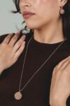 COLLANA LUNGA KLK GIOIELLI CON SFERA CON FIOIRELLINI