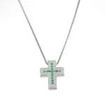 COLLANA ORO BIANCO CON CIONDOLO CROCE CON DIAMANTI E SMERALDI MAJESTE