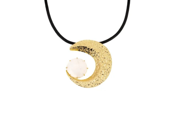 Collana cordino corta ottone lucido mezza luna bianca