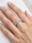 ANELLO ORO BIANCO FASCIA LAVORATA PAVEE DI ZIRCONI