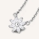 Rosato collana catena Gaia in argento 925 con fiore e zirconi bianchi