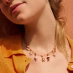 Rosato charm sole in argento 925 dorato con zirconi bianchi