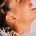 Rosato orecchino a lobo mongolfiera in argento 925 rosa e smalto bianco