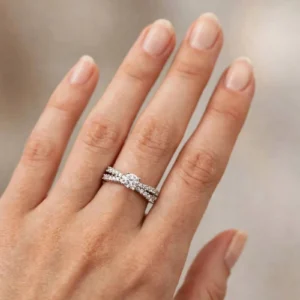anello oro bianco solitario con zirconi bianchi