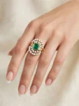 ANELLO ORO GIALLO CON DIAMANTI E SMERALDO TAGLIO RETTANGOLARE KT1.02
