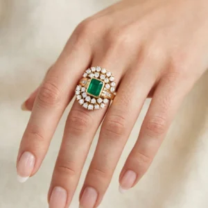anello oro giallo con diamanti e smeraldo taglio rettangolare kt1.02