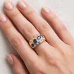 ANELLO ORO GIALLO FASCIA CON DIAMANTI E ZAFFIRI BLU CARATI TOT. 0.28