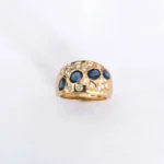 ANELLO ORO GIALLO FASCIA CON DIAMANTI E ZAFFIRI BLU CARATI TOT. 0.28