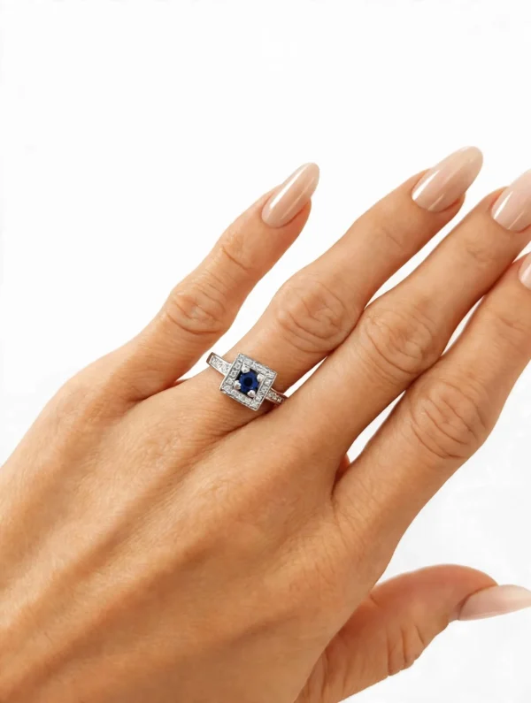 ANELLO ORO BIANCO CON ZAFFIRO BLU ROTONDO E DIAMANTI DD GIOIELLI COMPLETI DI CERTIFICATO DI GARANZIA IGI