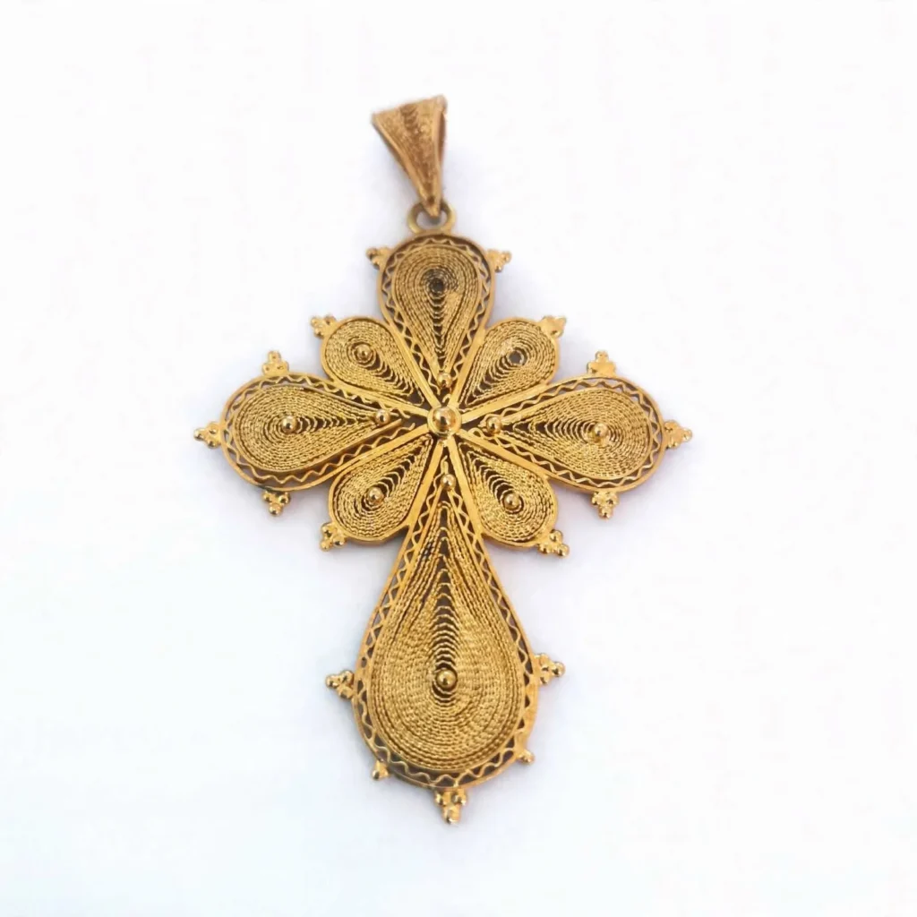 Croce in oro giallo 18 kt con lavorazione filigranata e motivi traforati