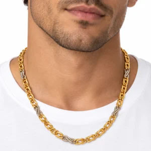 Uomo che indossa una collana in oro giallo e bianco a maglie intrecciate