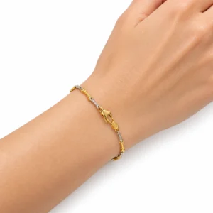 Bracciale da donna in oro giallo e bianco a barrette indossato al polso