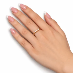 Anello da donna in oro giallo con tre pietre indossato alla mano