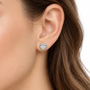 Orecchino a cuore in oro bianco con zircone indossato