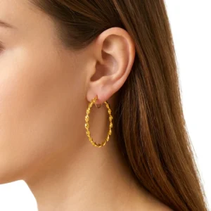 Orecchino a cerchio in oro giallo con maglia intrecciata indossato