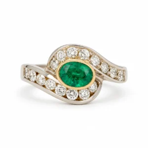 Anello due ori con diamanti e smeraldo taglio ovale  KT 0.48 TOT.GVS1