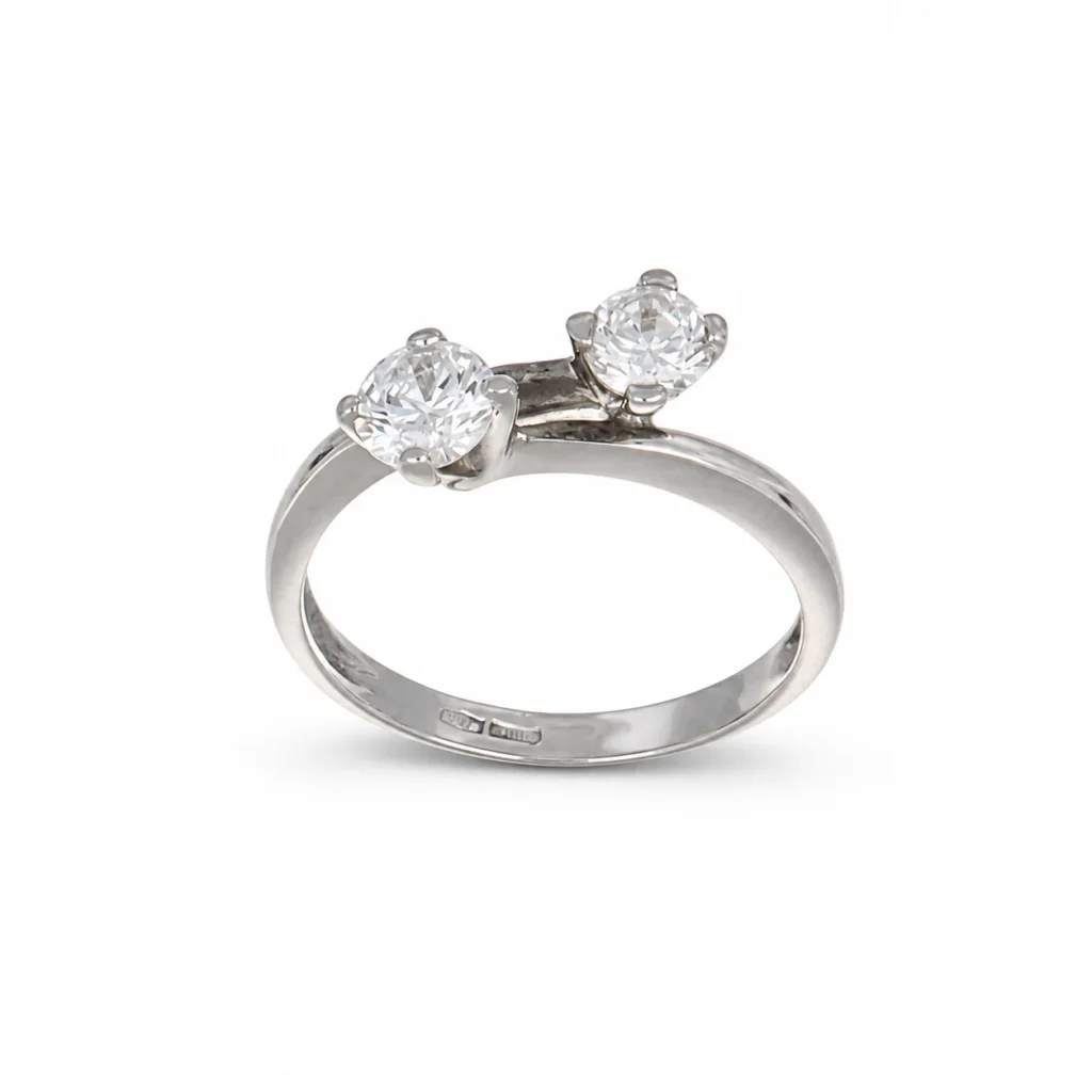 Anello contrarié in oro bianco 18 kt con due zirconi bianchi su estremità sfalsate
