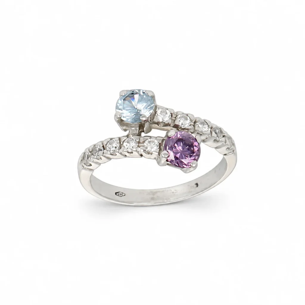 Anello contrarié in oro bianco 18 kt con zirconi celesti e viola e file di zirconi bianchi