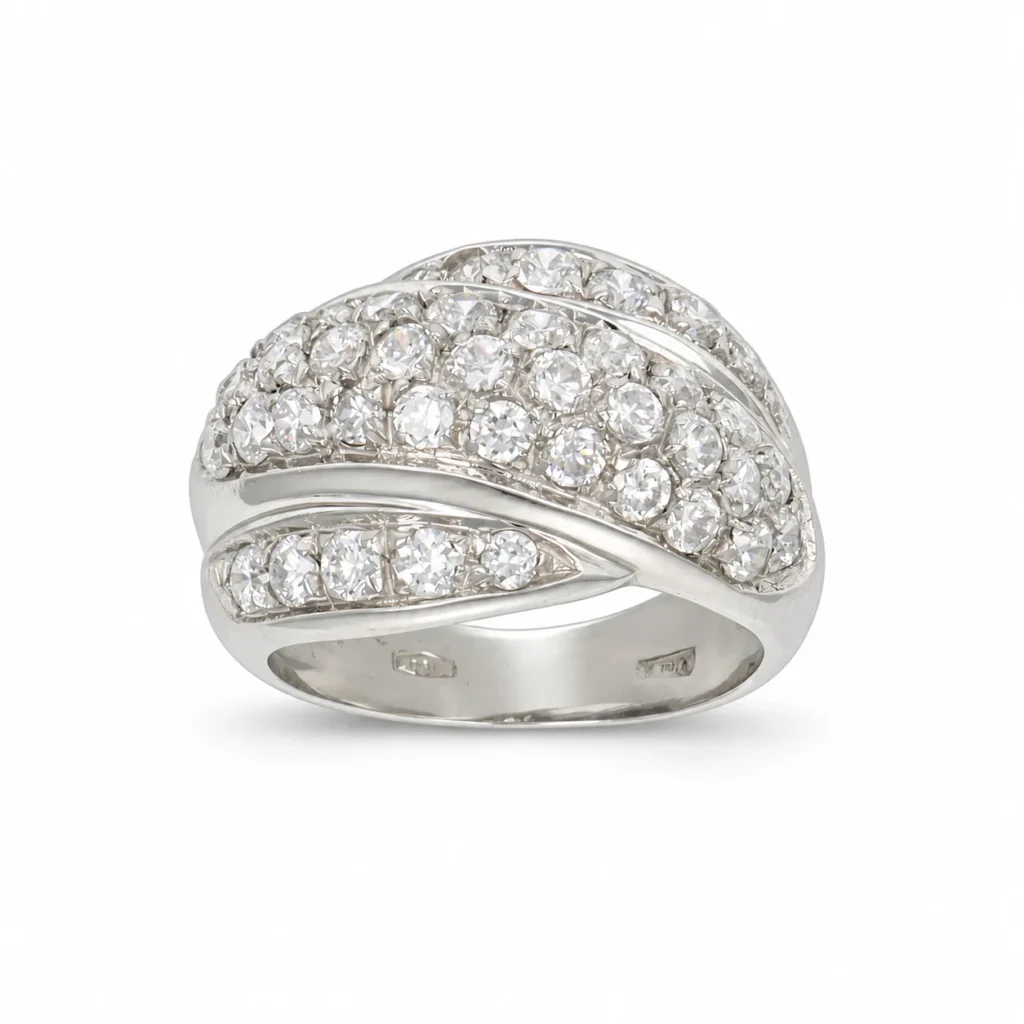 Anello a fascia larga in oro bianco 18 kt con zirconi bianchi e fasce curve lucide