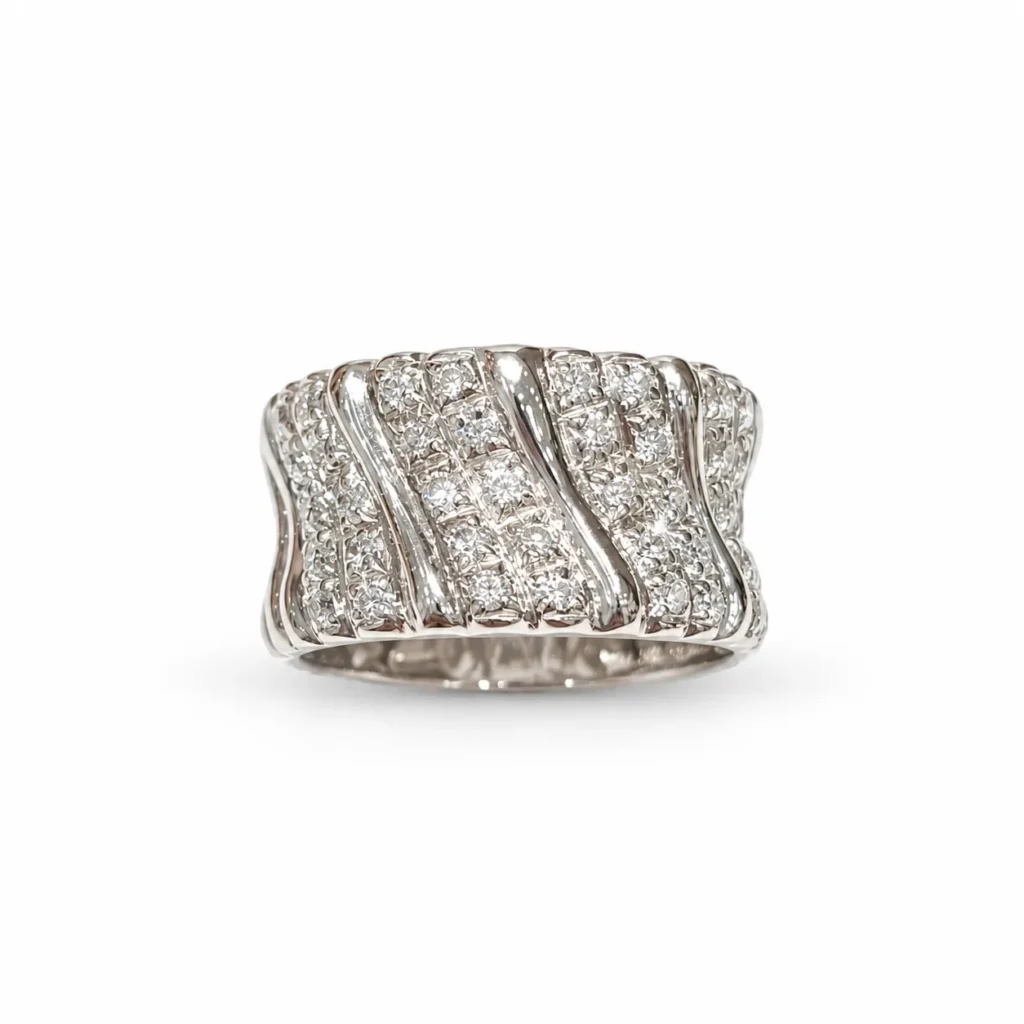Anello a fascia larga in oro bianco 18 kt con pavé di zirconi e scanalature diagonali
