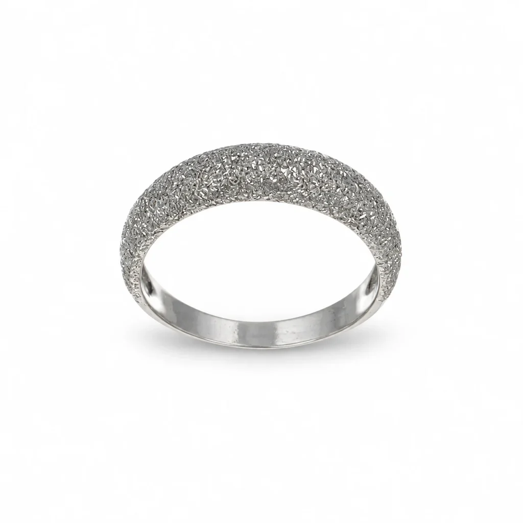 Anello a fascia in oro bianco 18 kt con superficie satinata dalla trama luminosa