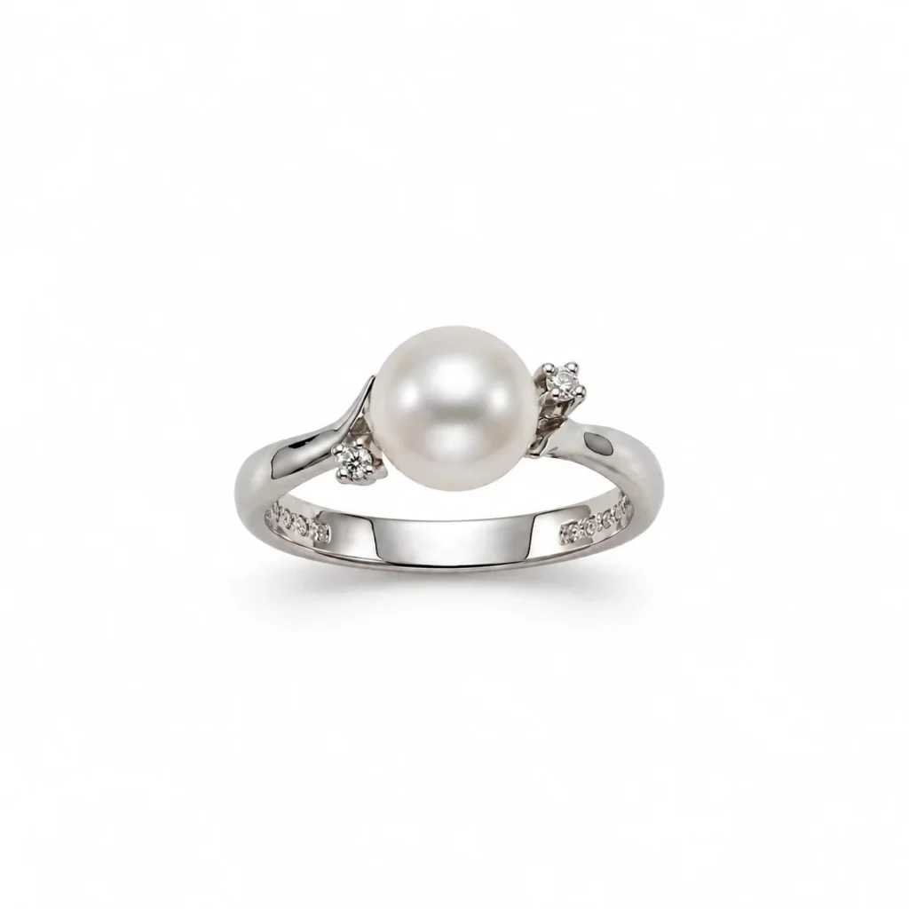 Anello Yukiko in oro bianco 18 kt con perla centrale e piccoli diamanti ai lati