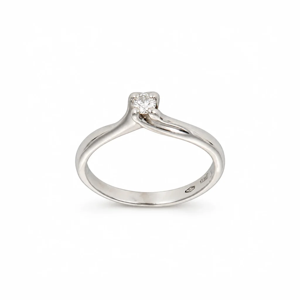 Anello solitario in oro bianco 18 kt con diamante centrale da 0,11 ct e gambo curvo
