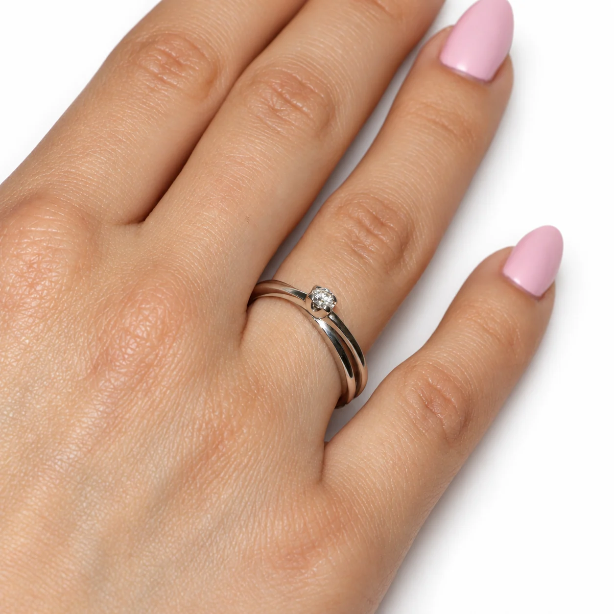 Anello oro bianco solitario con diamante Miluna, indossata