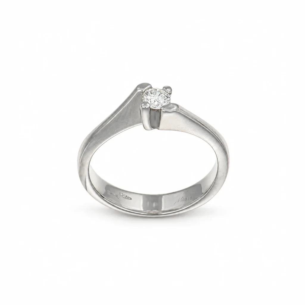 Anello solitario in oro bianco con diamante centrale e gambo asimmetrico