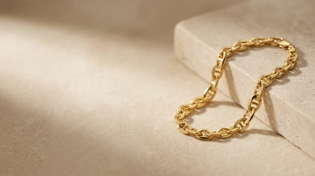 Bracciale in oro giallo da uomo indossato