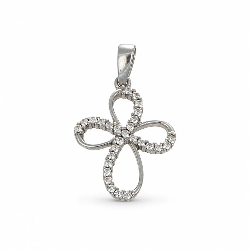 Ciondolo croce stilizzata in oro bianco 18 kt con quattro bracci curvi e zirconi bianchi